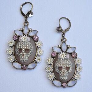 SOLD VERY RARE Betsey Johnson Girlie Grunge White Daisy Dangle Earrings